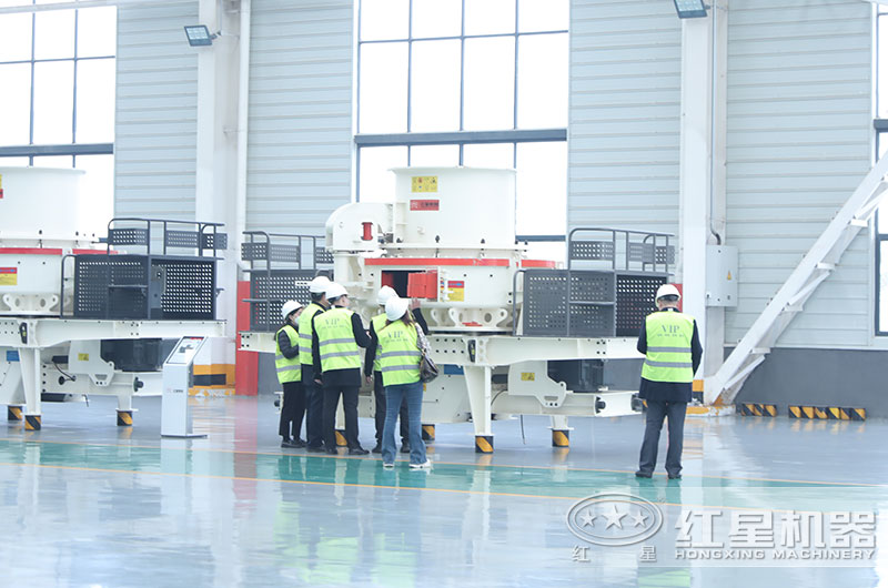 客戶來廠考察鵝卵石制砂設備 客戶來廠考察鵝卵石制砂設備