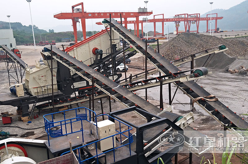 重慶輪胎移動破碎篩分站設(shè)備現(xiàn)場 重慶輪胎移動破碎篩分站設(shè)備現(xiàn)場