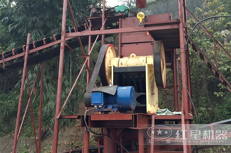 69顎式破碎機現(xiàn)場實拍 69顎式破碎機現(xiàn)場實拍