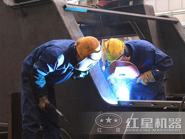 車間生產加工移動破碎機，每一臺設備都是匠心打造