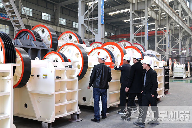 客戶(hù)到廠考察紅星小型破碎機(jī)